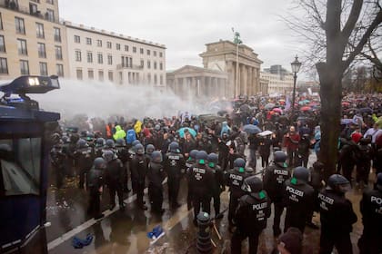 La policía dispersó con cañones de agua a los manifestantes que protestaban contra las restricciones para combatir el coronavirus