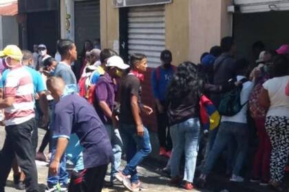 Además de los problemas políticos, la pandemia trajo momentos de zozobra en las calles por las necesidades de la gente; el problema se trasladó a los hospitales, con muchas carencias