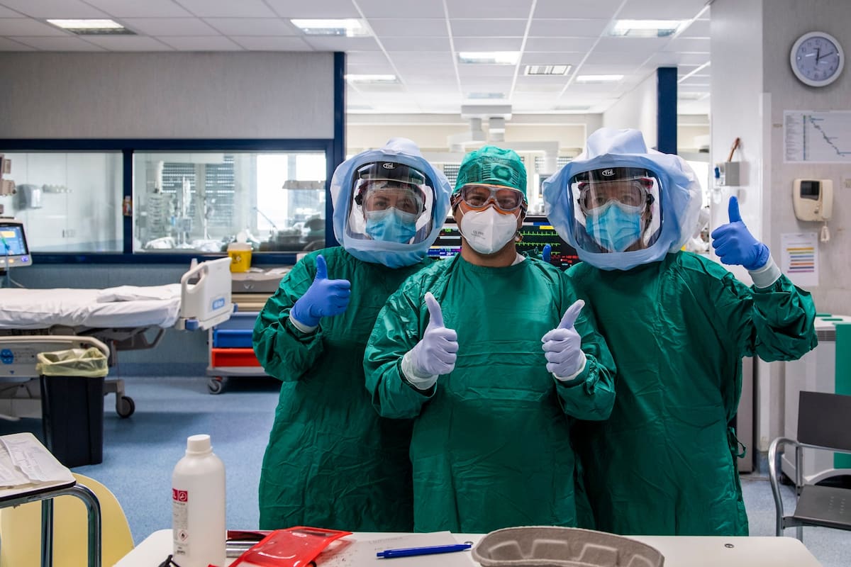 Coronavirus: medicos y enfermeros en el hospital Tor Vergata de Roma; los equipos de salud empiezan a encontrar esperanza en los casos recuperados en Italia