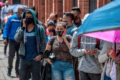 Largas esperas para entrar a los shoppings en Colombia