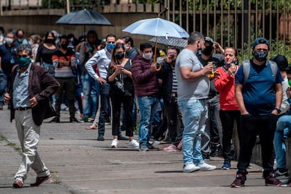 Largas filas en el primer día sin IVA en Colombia