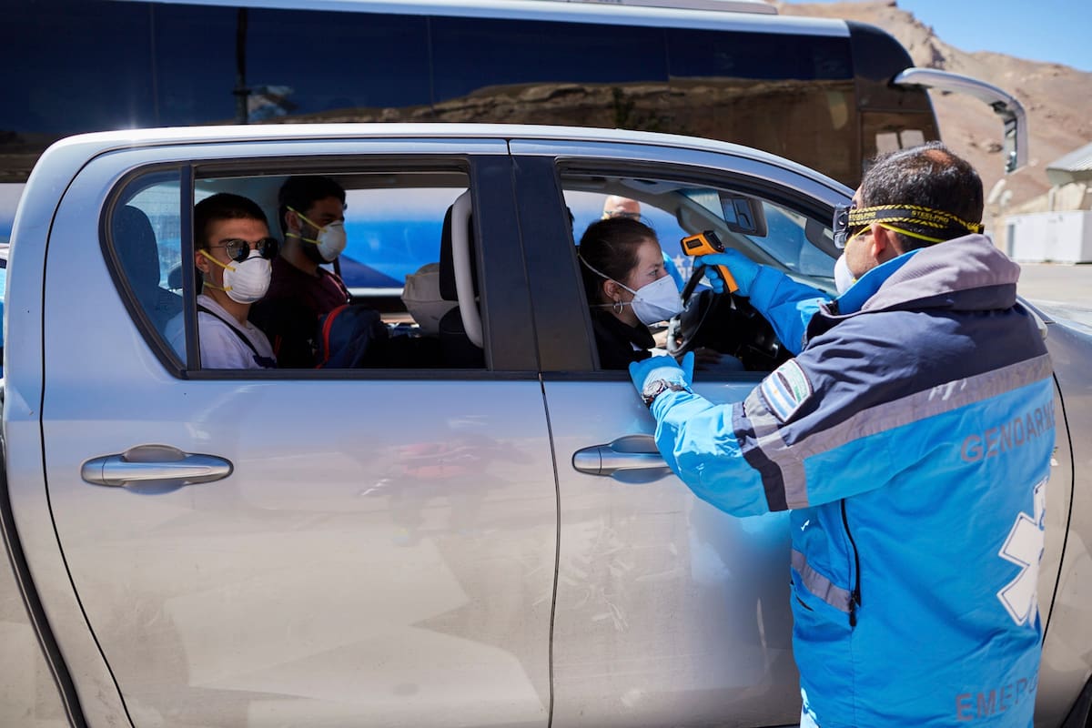 Coronavirus. Poca actividad y control de temperatura a las personas que entran a la Argentina por el Control Integrado Horcones. El presidente Alberto Fernandez establecio la prohibicion de ingreso al pais de personas extranjeras no residentes. Solo pueden ingresar argentinos y extranjeros residente