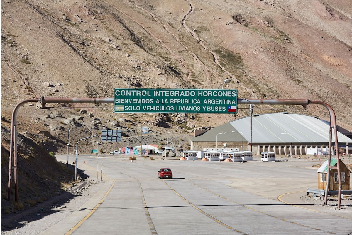 Coronavirus. Poca actividad y control de temperatura a las personas que entran a la Argentina por el Control Integrado Horcones. El presidente Alberto Fernandez establecio la prohibicion de ingreso al pais de personas extranjeras no residentes. Solo pueden ingresar argentinos y extranjeros residente