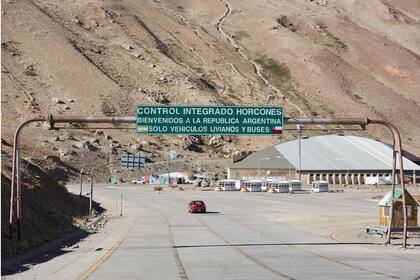 Coronavirus. Poca actividad y control de temperatura a las personas que entran a la Argentina por el Control Integrado Horcones. El presidente Alberto Fernandez establecio la prohibicion de ingreso al pais de personas extranjeras no residentes. Solo pueden ingresar argentinos y extranjeros residente