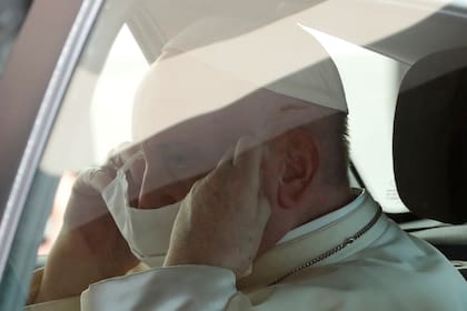 Coronavirus: por primera vez, el Papa aparece en público con barbijo