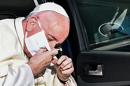 Esta semana el Papa apareció con barbijo en público por primera vez
