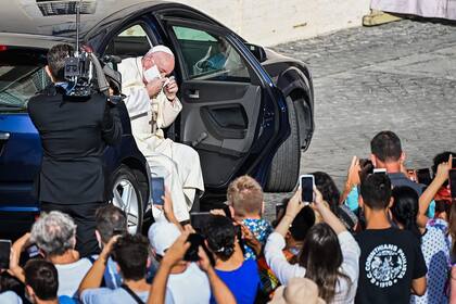 Coronavirus: por primera vez, el Papa aparece en público con barbijo