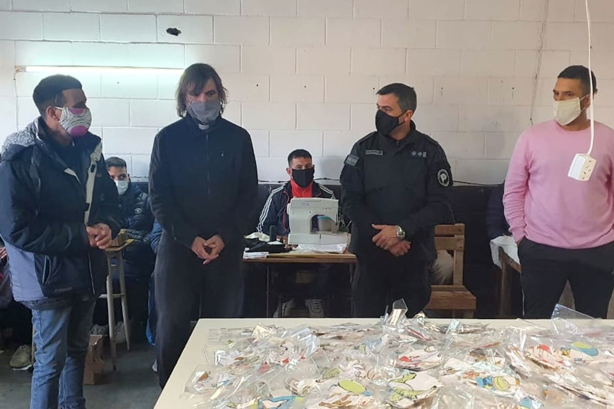 Coronavirus: presos hicieron barbijos y se los donaron al padre Pepe para que los distribuya en barrios carenciados