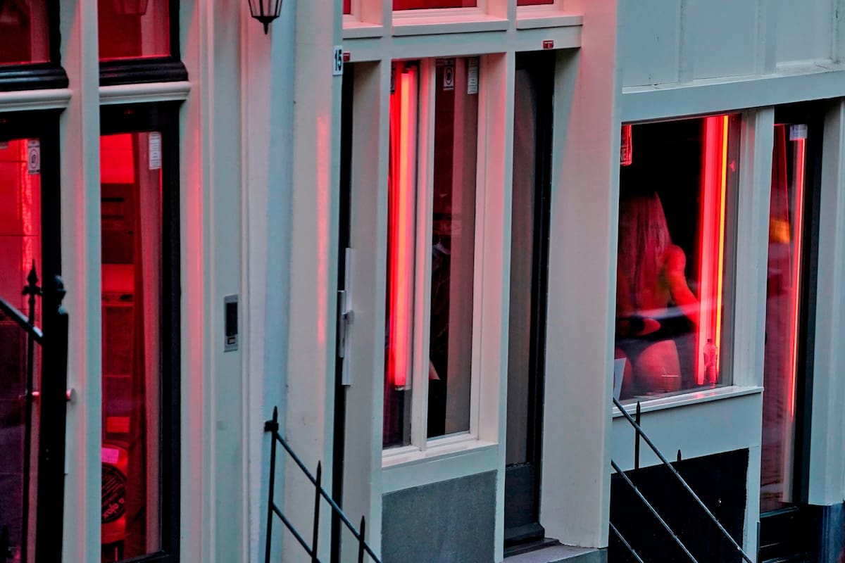 Coronavirus: reabrió la zona roja de Amsterdam con un gran cambio, sin besos