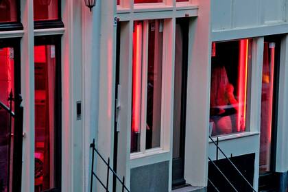 Coronavirus: reabrió la zona roja de Amsterdam con un gran cambio, sin besos