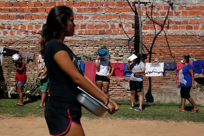 Filas para provisión de comida en Asunción en plena pandemia del coronavirus