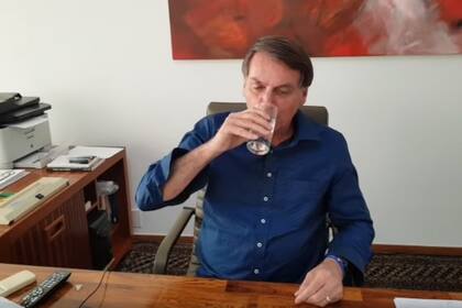 Coronavirus: tras dar positivo, Jair Bolsonaro mostró cómo toma cloroquina pese a no estar recomendada