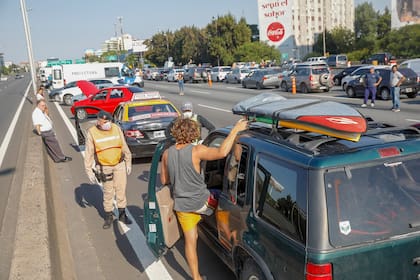 El turista increpó a los periodistas diciendo que lo podían contagiar de coronavirus