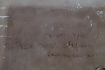Uno de los papeles recuperados que habían comenzado a quemarse en una parrilla