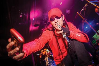 Coronel en el escenario de La Mágica, la fiesta de "cumbia de autor" desde la que se gestó su renacimiento popular