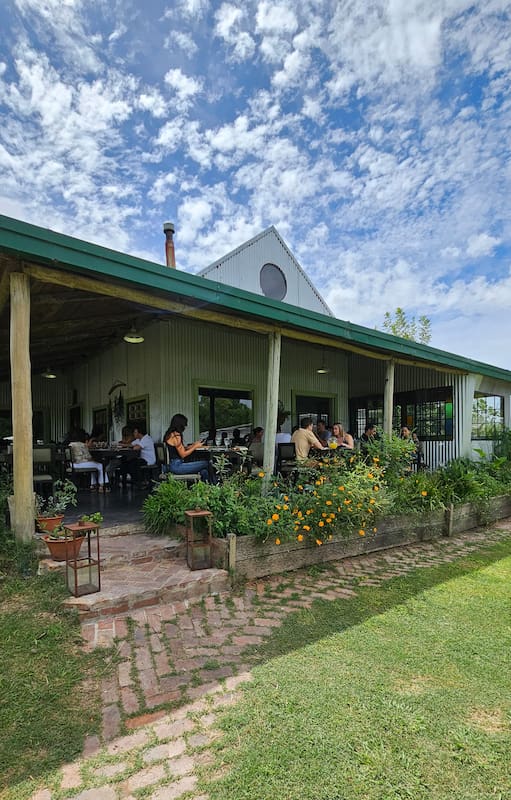Coronillo, en La Plata, es ideal para pasar un día soleado en un parque con huerta y arroyo