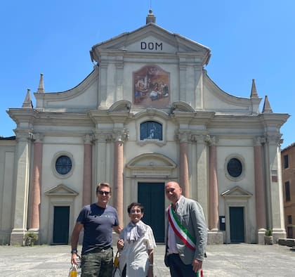 Corrado junto al síndaco de Castelnuovo Bormida, Gianni Roggero, y la escritora Orsola Appendino en la Chiesa dei Santi Quirico e Giulitta donde bautizaron a su abuelo Juan antes de viajar con sus padres a la Argentina