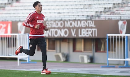 Corre Enzo Pérez, con el Monumental de fondo, rumbo a su consolidación en el fútbol argentino