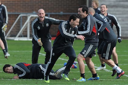 Corre Maxi Rodríguez y lo persigue Reina en otro momento divertido del plantel de Liverpool; ¿quién se ríe en el piso? Sí, Lucho Suárez