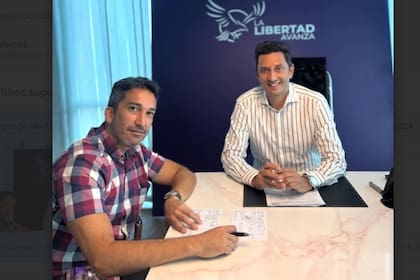 Correa, a la izquierda, junto a Adrián Núñez, titular de LLA Misiones. El nuevo presidente del INYM es militante libertario y amigo de Javier Lanari, quien reempalazó a Manuel Adorni en la Secretaria de Prensa de la Casa Rosada.