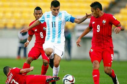 Correa, autor de los dos tantos argentinos, intenta escapar de la marca de Velarde, Pereira y Díaz