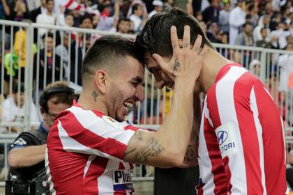 Correa celebra su gol con Morata: el argentino le dio el pase a la final de la Supercopa de España a Atlético de Madrid