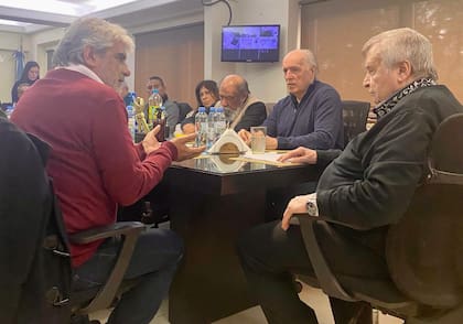 Correa, hace diez días, con los dirigentes municipales porteños Genta y Amor
