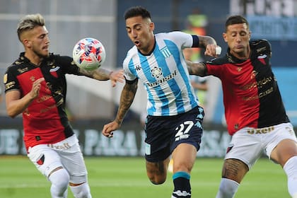 Correa intenta progresar entre dos adversarios; Racing empujó pero no pudo ganar
