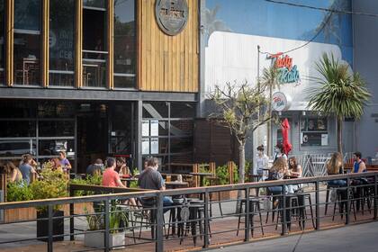Corredores gastronómicos en el barrio Güemes de Mar del Plata.