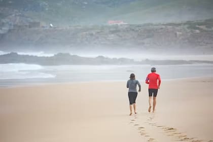 Correr descalzo tiende a aumentar la tensión en los tejidos del pie y la pantorrilla (Foto: Pexels)