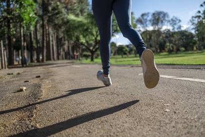 Correr en el parque mejora la salud física y mental al combinar ejercicio al aire libre, contacto con la naturaleza y reducción del estrés (Foto de carácter ilustrativo: Pixabay)