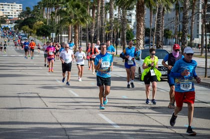Correr maratones o ultramaratones requiere de un entrenamiento y cuidado con profesionales de distintas áreas, como nutrición, psicología y entrenadores físicos y médicos que analizan la evolución