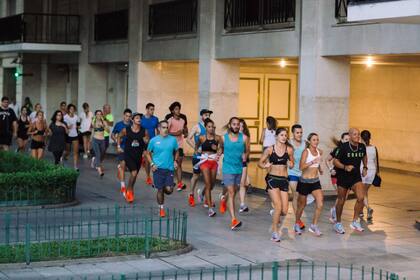 Corrida nocturna de un grupo de corredores para probar los nuevos calzados de la firma de Oregon