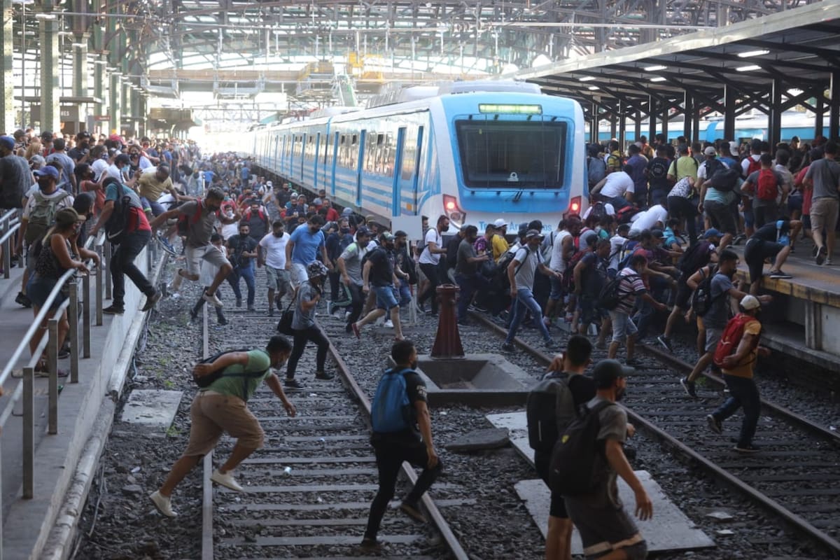 Corridas en Constitución por la interrupción del servicio