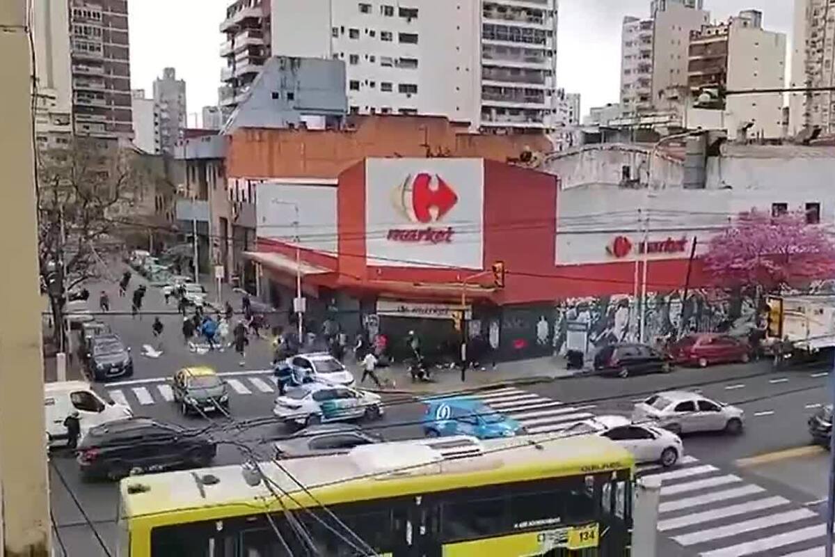 Corridas, tiros y piñas en el centro de Avellaneda, en un enfrentamiento de barras de Independiente