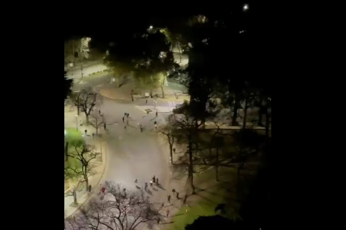 Corridas y golpes entre hinchas de Estudiantes y Gimnasia en el bosque platense.