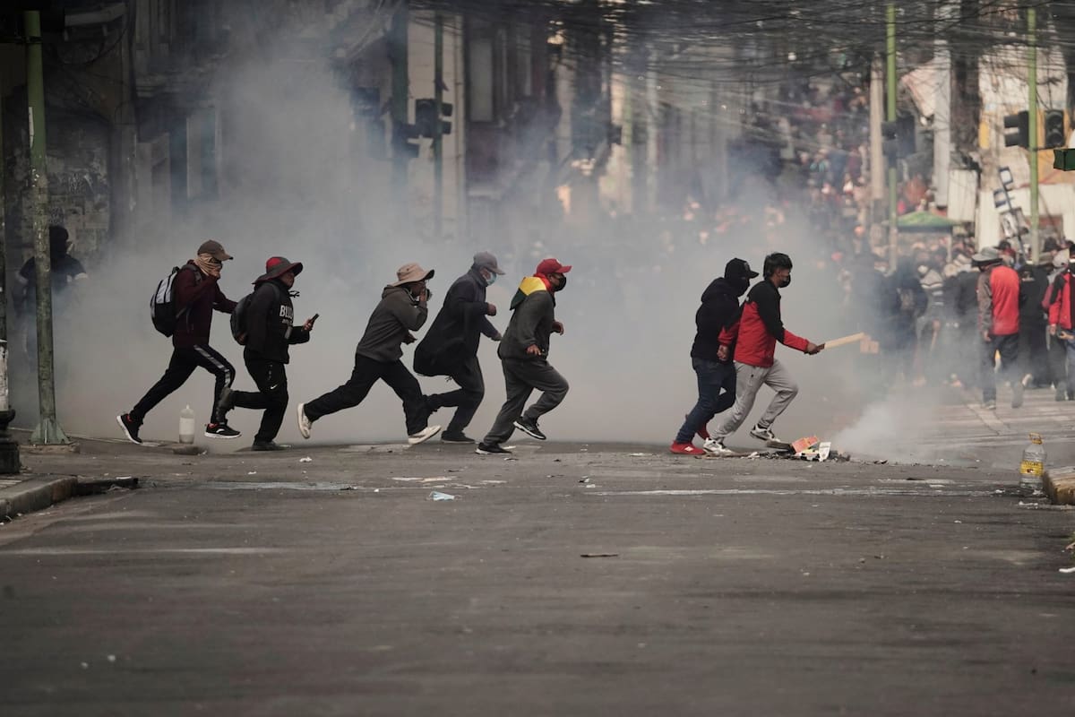Corridas y violencia durante el conflicto que amenaza la estabilidad institucional de Bolivia