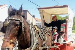 Tiene 87 años y con su oficio marca la vida de un pequeño pueblo