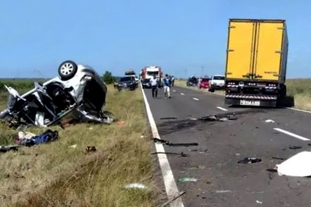 Corrientes: cinco personas murieron tras el choque entre un camión y un auto