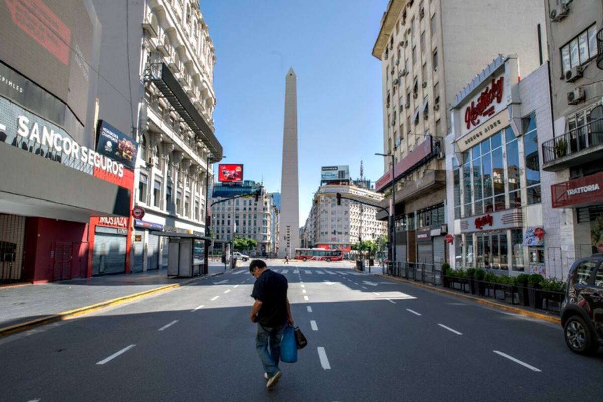 Corrientes y el Obelisco, vacías durante la cuarentena