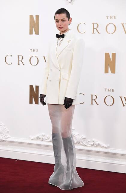 Corrin eligió un esmoquin blanco y pajarita de Miu Miu que combinó con una falda blanca semitransparente, guantes de cuero negro, botas con plataforma y joyas de Cartier.