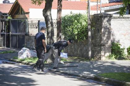 Los peritos analizan la escena del ataque y buscan huellas