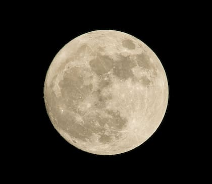 Cortarse el cabello cuando hay Luna llena, según la creencia esotérica, ayudaría a potenciar el volumen, ya que esa etapa se la relaciona con la regeneración y la potenciación del brillo capilar