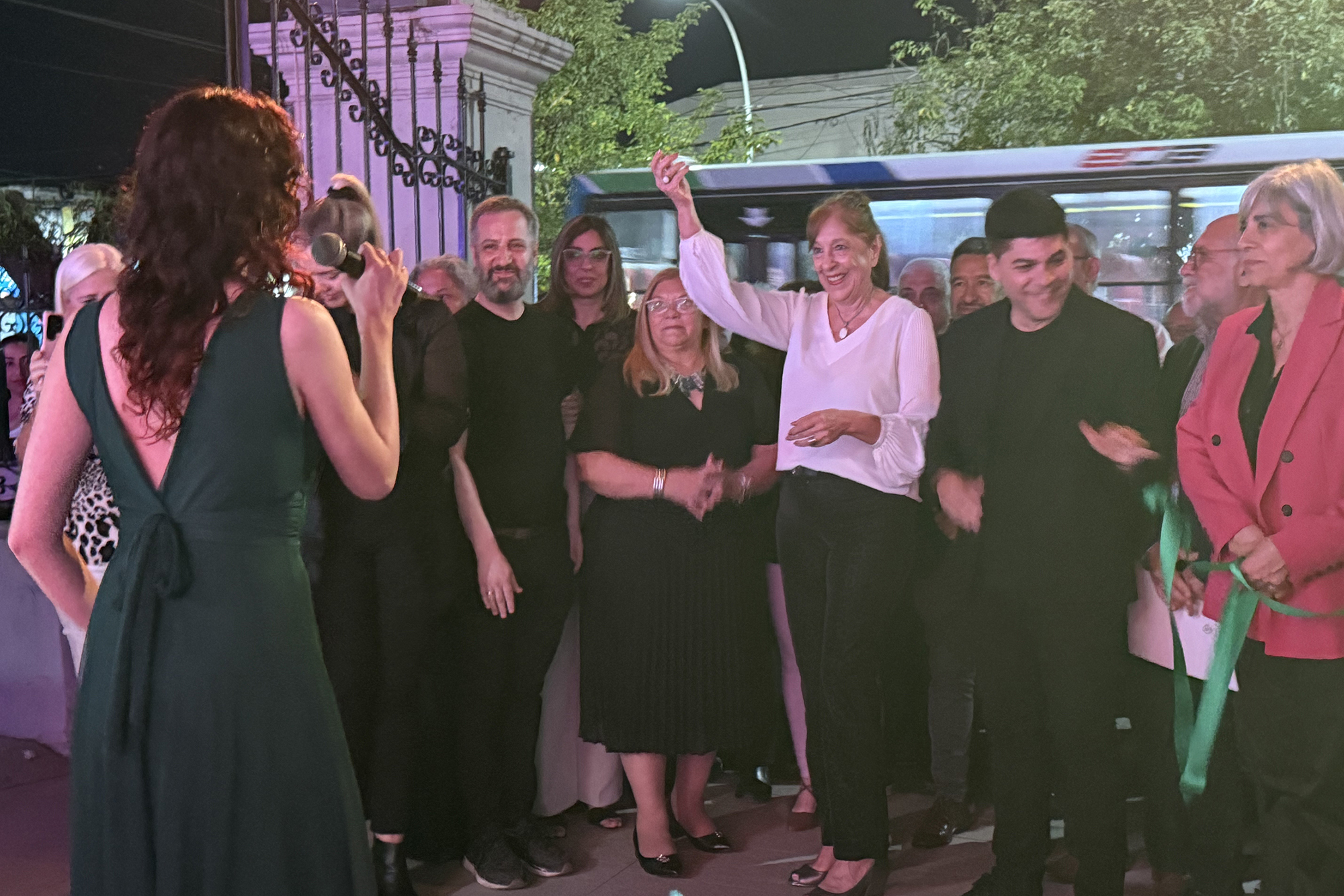 Corte de cinta de la Feria a.362 de Resistencia, Chaco, anoche en el Club Social; hubo música, poesía y cuatro declaraciones de interés cultural, para el equipo que encabeza Marilyn Cristófani, con curaduría de Daniel Fischer, apoyo del Instituto de Cultura y de los gobiernos provincial y municipal