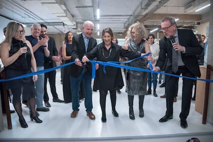Corte de cintas: las salas habían cerrado en marzo de 2023 y volvieron renovadas desde la arquitectura y el diseño hasta el nombre; de izquierda a derecha Cintia Mezza, Daniel Becker, Luis Andrade, Fernanda Quiroga, Sergio Baur, Matilde Marín, Valeria Fiterman y Fernando Ezpeleta