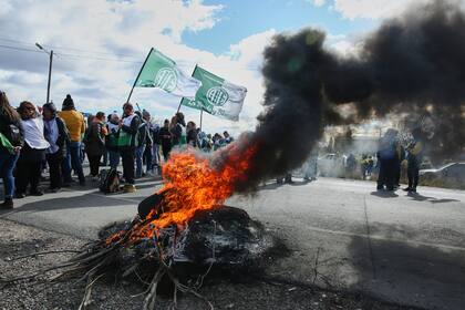 Corte de la Ruta 7 por parte de los gremios estatales, vial, de pesca, salud y docentes, en Chubut