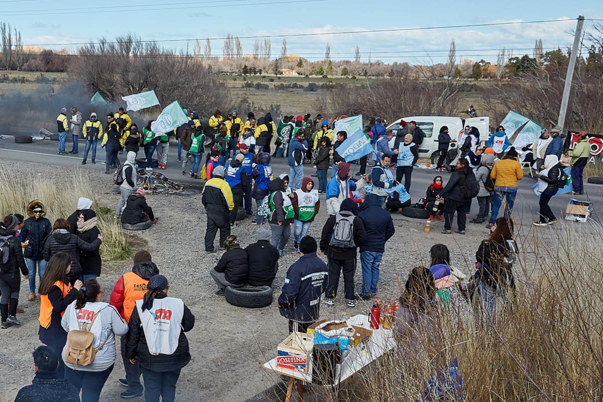Corte de la Ruta 7 por parte de los gremios estatales, vial, de pesca, salud y docentes, en Chubut