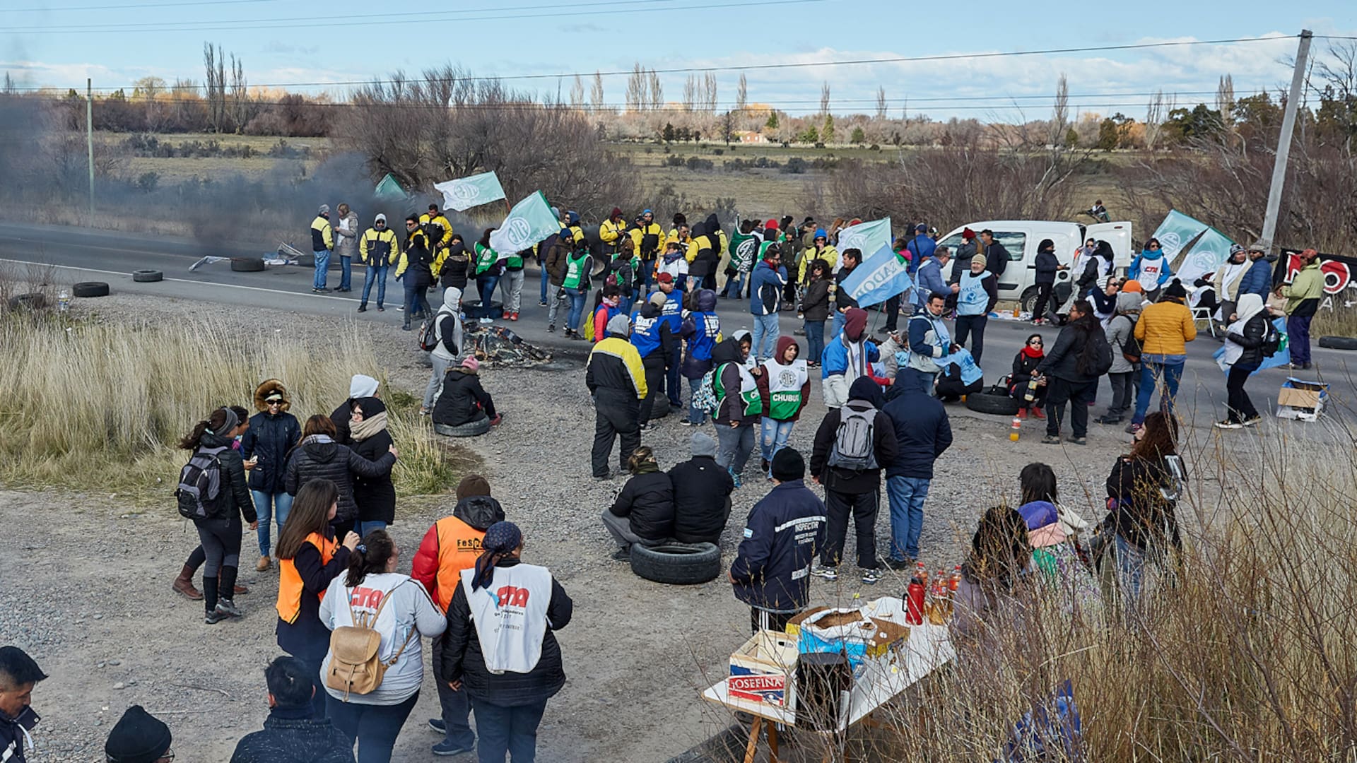 Corte de la Ruta 7 por parte de los gremios estatales, vial, de pesca, salud y docentes, en Chubut
