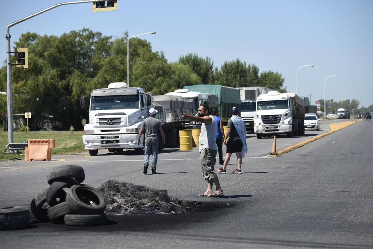 Corte de los transportistas en la ruta 18 y AO12