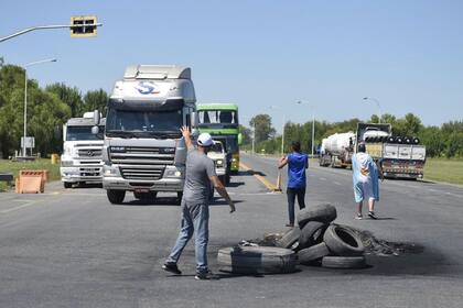 Los transportistas realizaron cortes en Santa Fe hasta que un medida del Ministerio de Seguridad provincial los desalojó